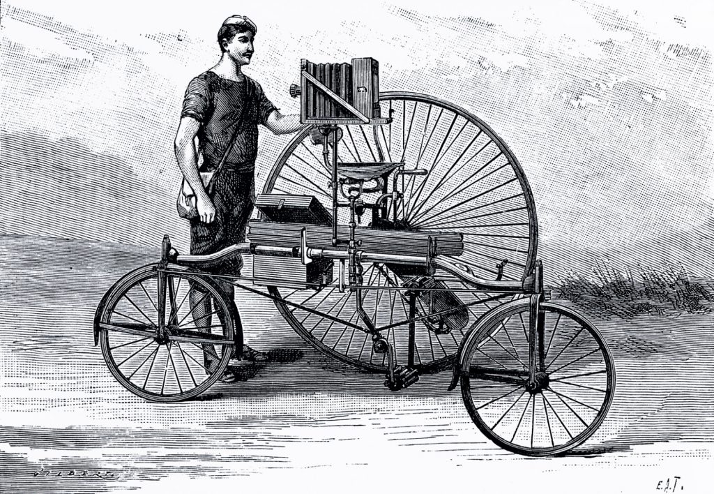 Engraving of a Coventry Rotary Tricycle with bellows camera fixed to the lateral bar from the late nineteenth century