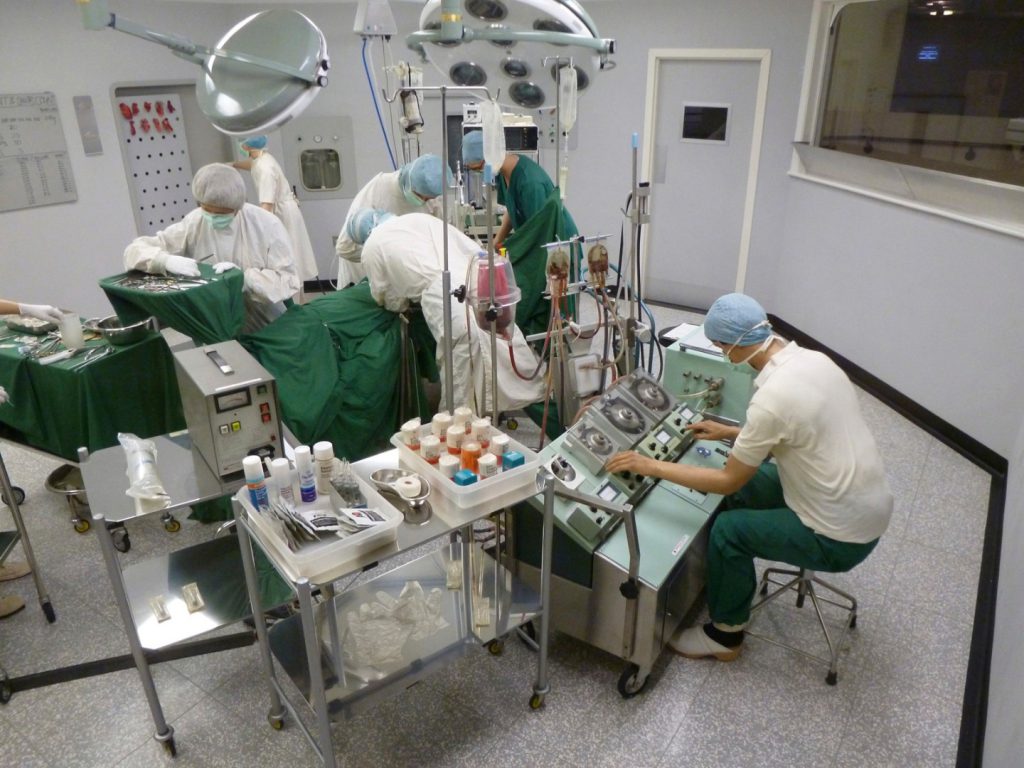 Colour photograph of a hospital surgery room diorama inside a museum exhibition