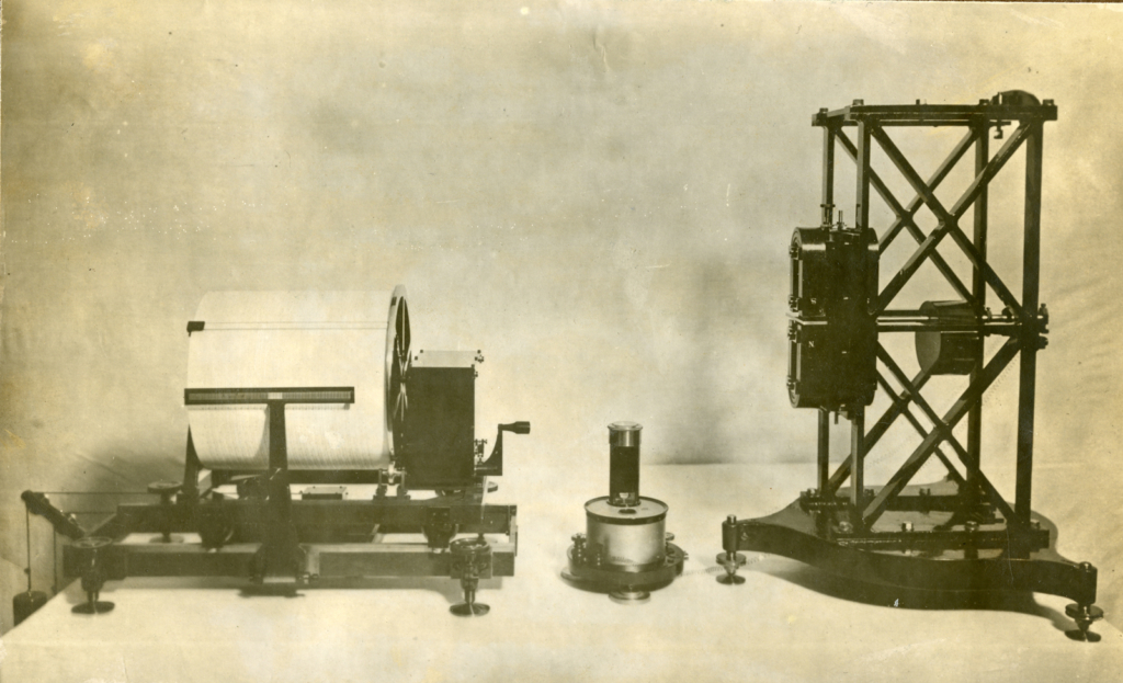 Black and white photograph from 1910 showing the recording drum and components of a single Golitsyn horizontal seismograph