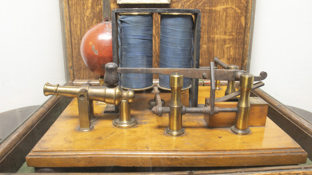 Photograph of the mechanism of the time ball and gun model