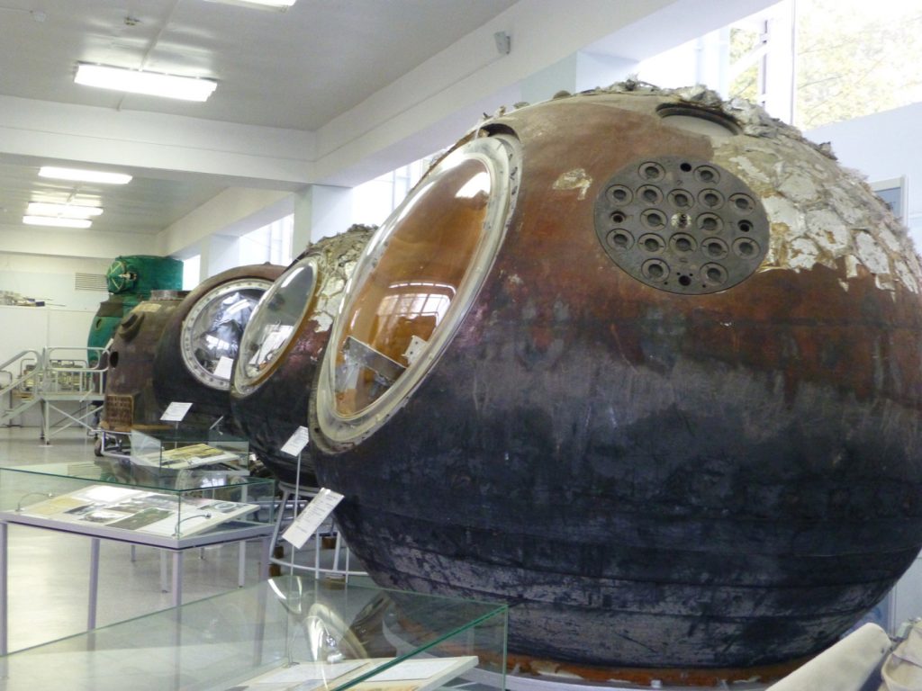 Colour display of a number of spherical soviet descent modules