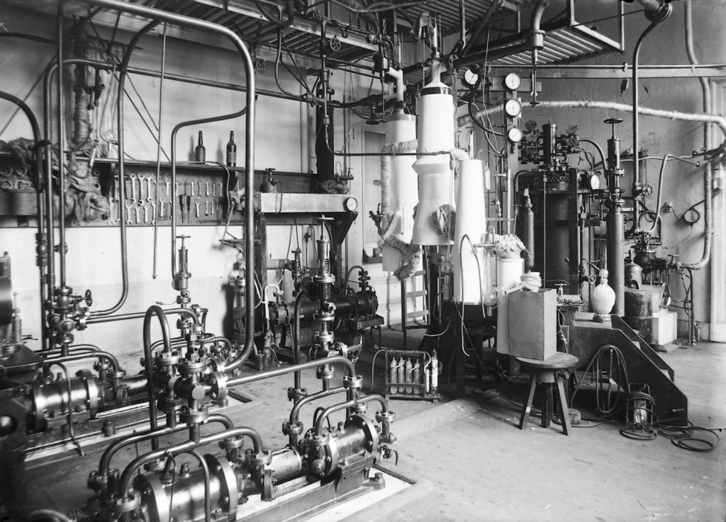 Black and white photograph of a cryogenic laboratory in 1894