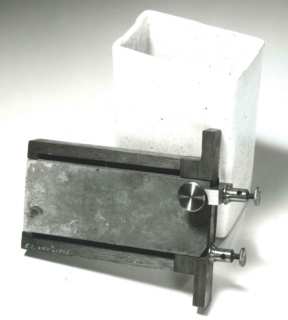 Photograph of an early single fluid battery cell