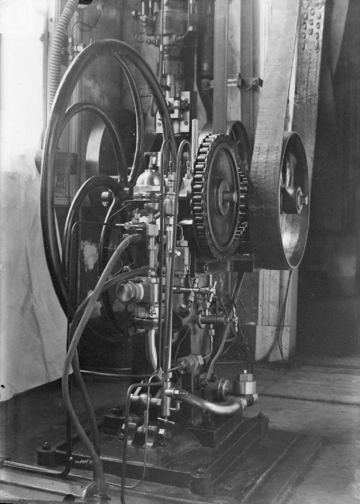 Black and white photograph of an ethylene boiling bottle from 1885