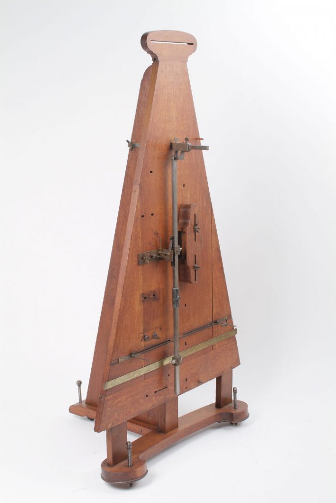 Photograph of a wooden instrument used for experiments on a pendulum moved by a spring