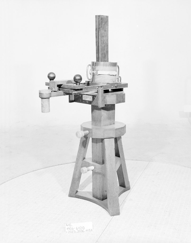 Black and white photograph of an early electromagnetic telegraph apparatus