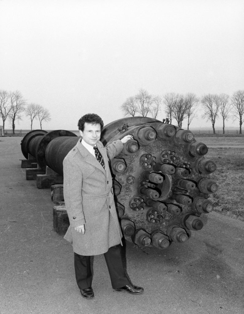 Black and white photograph of Robert Bud alongside a Haber-Bosch reaction vessel