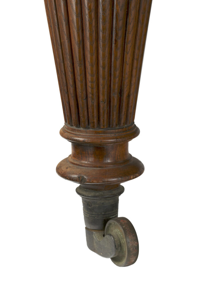 Photograph showing a detailed view of one of the legs of the computing table